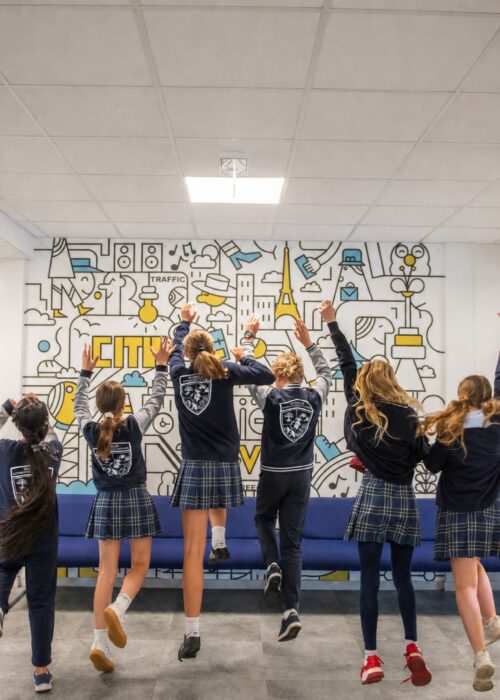 zdjecie dzieci skaczych Krok 6.
Witamy w World School